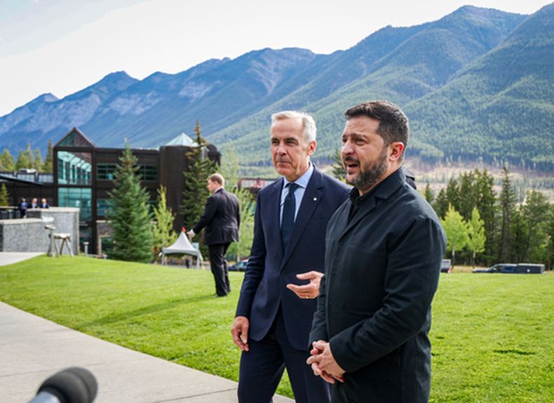 El primer ministro canadiense Mark Carney (izq) con el presidente ucraniano Volodymyr Zelenskyy en Banff, Alberta, Canadá, el 10 de septiembre del 2026. (Jeff McIntosh/The Canadian Press via AP)