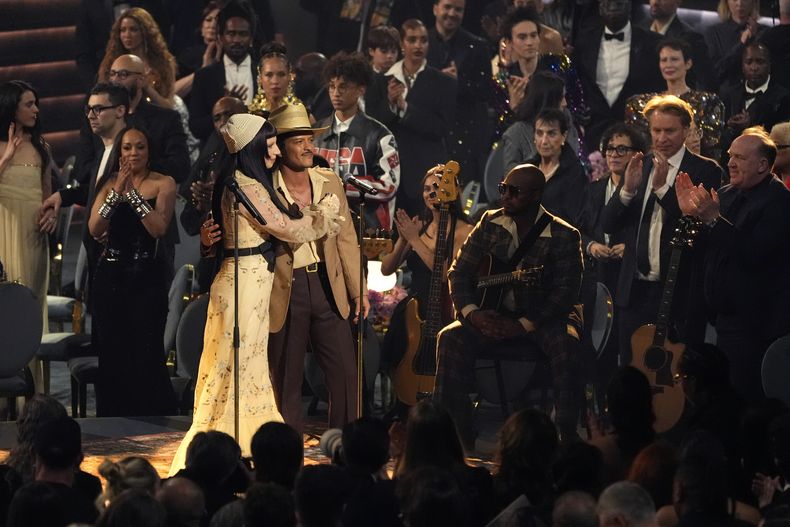Lady Gaga, izquierda, y Bruno Mars interpretan California Dreamin durante la 67ª entrega anual de los premios Grammy el domingo 2 de febrero de 2025 en Los Ángeles. (Foto AP/Chris Pizzello)