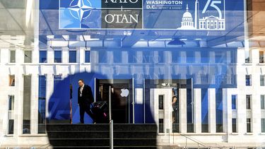 Una persona en el Centro de Convenciones Walter E. Washington en Washington, donde se realiza la cumbre de la OTAN, el 9 de julio del 2024. (Foto AP/Noah Berger)