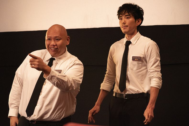 En esta imagen proporcionada por Sony Pictures Classics, Jacob Batalon, izquierda, y Justin Min en una escena de Shortcomings. (Jon Pack/Sony Pictures Classics vía AP)