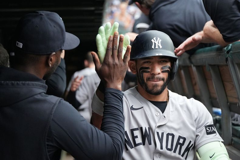 José Caballero, de los Yankees de Nueva York, es recibido en la cueva tras conectar un jonrón de dos carreras contra los Cachorros de Chicago durante la tercera entrada de un partido de béisbol el domingo 2 de agosto de 2026, en Chicago. (Foto AP/David Banks)
