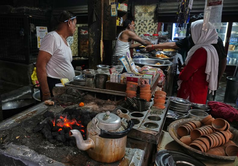 Trabajadores cocinan con carbón en un pequeño restaurante en Prayagraj, India, el 24 de abril del 2026. (AP foto/Rajesh Kumar Singh)