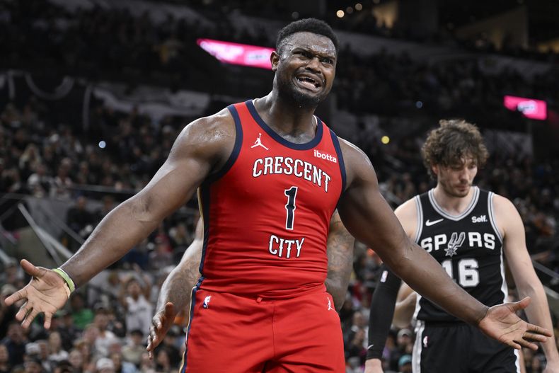Zion Williamson, de los Pelicans de Nueva Orleáns, hace un gesto a un árbitro durante el partido del viernes 2 de febrero de 2024, ante los Spurs de San Antonio (AP Foto/Darren Abate)