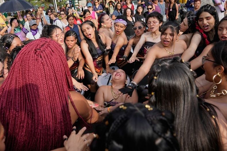 Mujeres realizan una ceremonia de buena suerte antes de una marcha conmemorativa del Día Internacional de la Mujer, en Lima, Perú, el sábado 7 de marzo de 2026. (Foto AP/Martín Mejía)