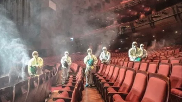 las salas de cine se preparan para reabrir, despues de meses cerradas por la pandemia del coronavirus