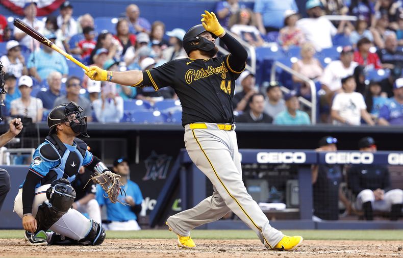 Rowdy Tellez (44) de los Piratas de Pittsburgh observa su cuadrangular de tres carreras ante los Marlins de Miami durante la séptima entrada del juego de béisbol, el domingo 31 de marzo de 2024, en Miami. (AP Foto/Rhona Wise)