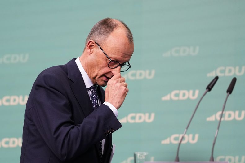 Friedrich Merz, líder de la Unión Demócrata Cristiana de Alemania, culmina una conferencia de prensa en la sede del partido en Berlín, el lunes 24 de febrero de 2025. (AP Foto/Martin Meissner)