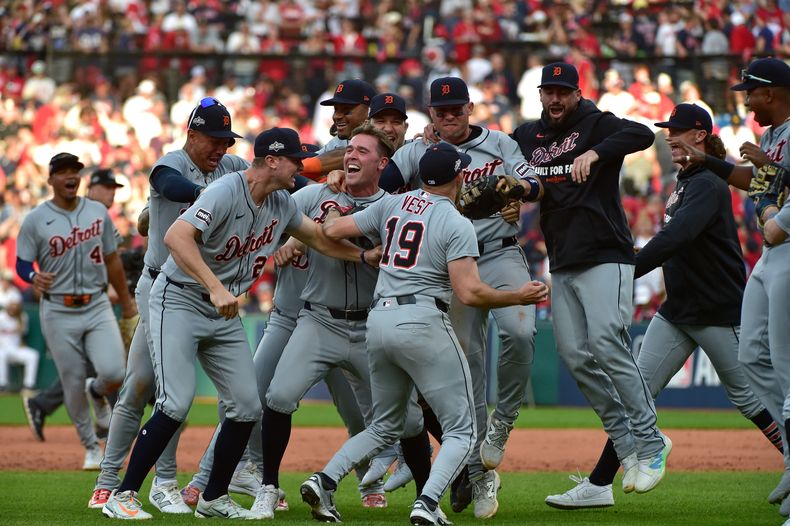 Los Tigres de Detroit festejan tras derrotar a los Guardianes de Cleveland en el tercer juego de la serie de comodines de la Liga Americana, el jueves 2 de octubre de 2025, en Cleveland. (AP Foto/Phil Long)