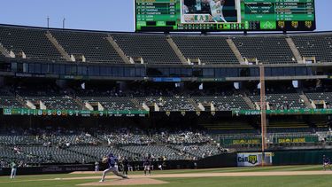 Jon Gray (22) de los Rangers de Texas lanza ante los Atléticos de Oakland, el sábado 13 de mayo de 2023. (AP Foto/Jeff Chiu)