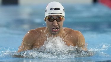 Miguel de Lara, de México, compite en los 200 metros pecho en los Juegos Centroamericanos y del Caribe de San Salvador, el jueves 29 de junio de 2023 (AP Foto/Arnulfo Franco)