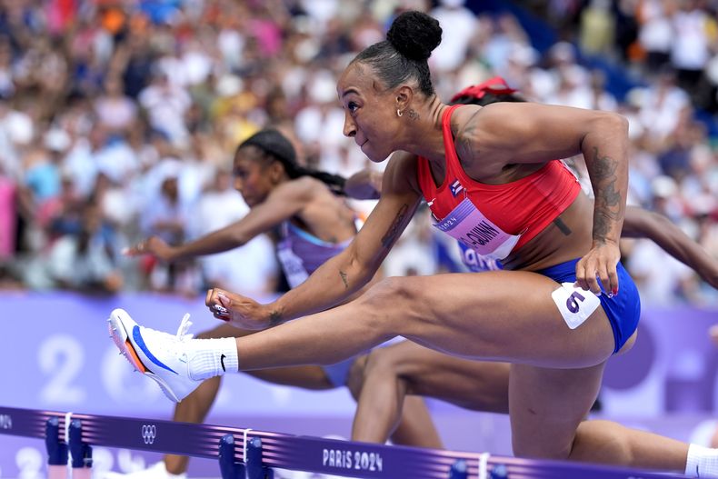 La puertorriqueña Jasmine Camacho-Quinn compite en las semifinales de los 100 metros con vallas de los Juegos Olímpicos de París, el viernes 9 de agosto de 2024, en Saint-Denis, Francia. (AP Foto/Matthias Schrader)