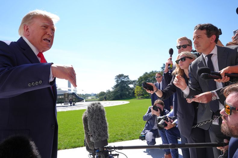 El presidente estadounidense Donald Trump habla con los periodistas antes de abordar el Marine One, en el Jardín Sur de la Casa Blanca, el jueves 1 de octubre de 2026, en Washington. (Foto AP/Jacquelyn Martin)