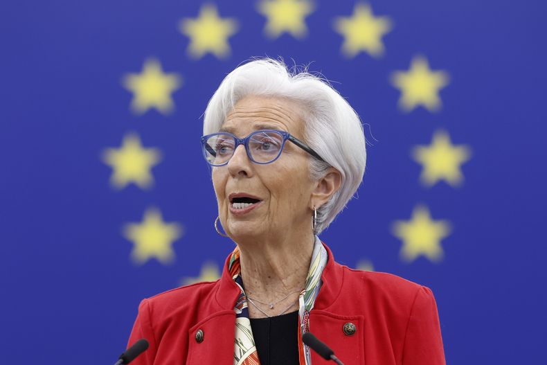 ARCHIVO - La presidenta del Banco Central Europeo, Christine Lagarde, habla ante el Parlamento Europeo en Estrasburgo, Francia, 15 de febrero de 2023. El BCE aumentó su tasa de interés de referencia en un cuarto de punto porcentual el jueves 27 de julio de 2023. (AP Foto/Jean-Francois Badias, File)