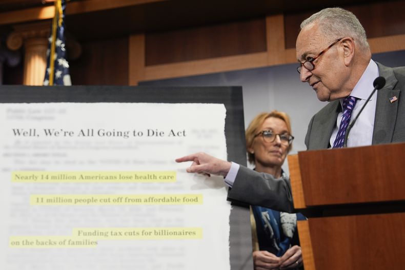 El líder de la minoría en el Senado, el congresista demócrata Chuck Schumer, habla en conferencia de prensa sobre el proyecto de ley del presidente Donald Trump, el miércoles 4 de junio de 2025, en el Capitolio, en Washington. (AP Foto/Julia Demaree Nikhinson)
