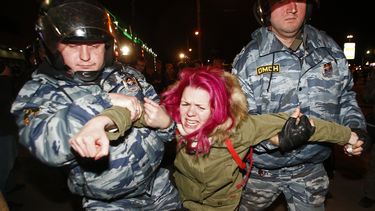 americateve | Polic&iacute;as detienen a una manifestante en Mosc&uacute;, Rusia, el martes 15 de octubre de 2013. (AP Foto/Denis Tyrin)