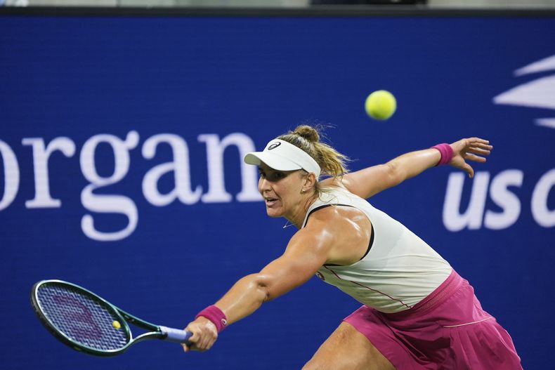 La brasileña Beatriz Haddad Maia devuelve un tiro de la griega Maria Sakkari en el US Open, el sábado 30 de agosto de 2025 (AP Foto/Pamela Smith)