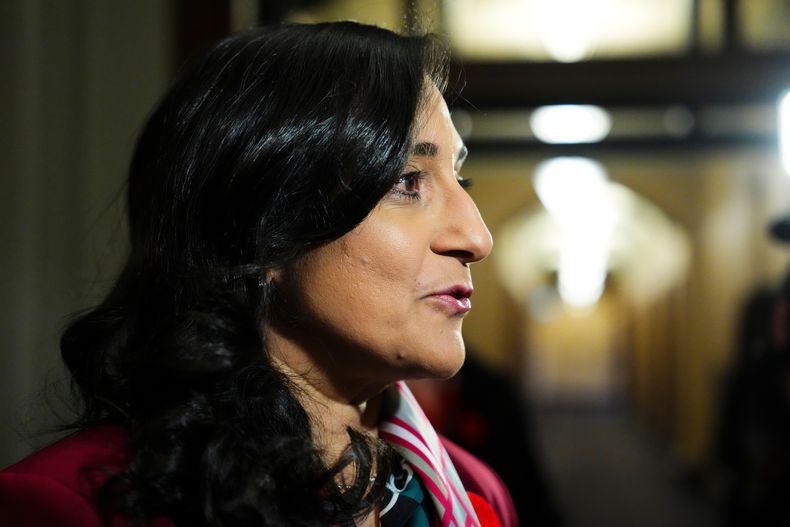 La ministra de Relaciones Exteriores de Canadá Anita Anand en Ottawa el 4 de noviembre del 2025. (Sean Kilpatrick/The Canadian Press via AP)