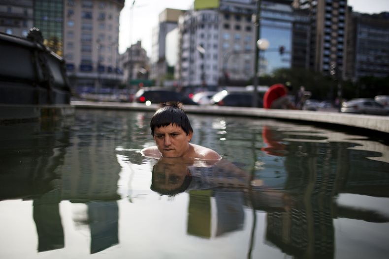 En esta imagen del 17 de diciembre de 2013, Ezequiel Gauna se refresca en una fuente en el centro de Buenos Aires, Argentina. Los apagones est&aacute;n afectando seriamente la capital argentina mientras las temperaturas suben de los 30 grados y todos trat