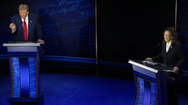 El candidato republicano a la presidencia de Estados Unidos, Donald Trump, y la candidata demócrata a la presidencia, Kamala Harris, participan en un debate en ABC en el National Constitution Center, el martes 10 de septiembre de 2024, en Filadelfia. (AP Foto/Alex Brandon)