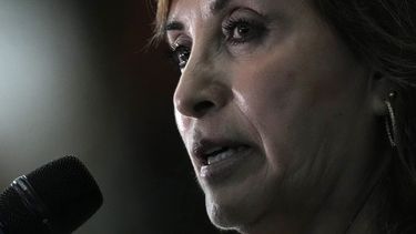 ARCHIVO - La presidenta peruana Dina Boluarte habla con la prensa al final de la Cumbre de la Amazonía, el 8 de agosto de 2023, en Belem, Brasil. (AP Foto/Eraldo Peres, Archivo)