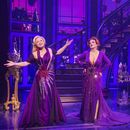 En esta imagen proporcionada por Polk & Co. Megan Hilty, izquierda, y Jennifer Simard durante una función de Death Becomes Her en Nueva York. (Matthew Murphy/Polk & Co. via AP)