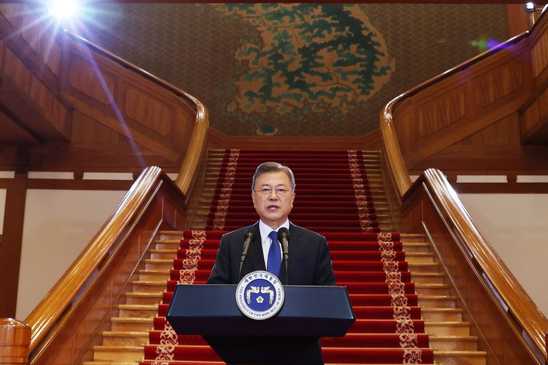 Presidente surcoreano se despide, pidiendo paz con Norcorea