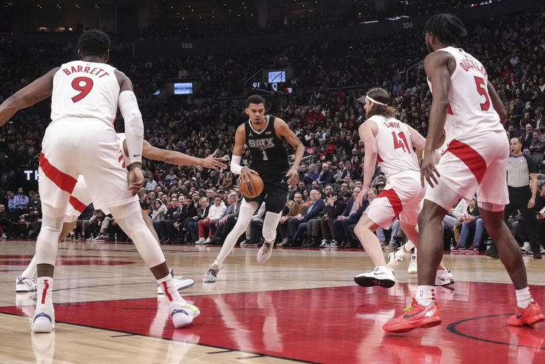 Victor Wembanyama, de los Spurs de San Antonio, ataca la canasta contra la defensiva de los Raptors de Toronto durante la primera mitad del juego de baloncesto de la NBA, en Toronto, el lunes 12 de febrero de 2024. (Chris Young/The Canadian Press vía AP)