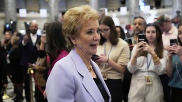 La secretaria de Educación, Linda McMahon, llega antes de que el presidente Donald Trump se dirija a una sesión conjunta del Congreso en el Capitolio, el martes 4 de marzo de 2025, en Washington. (AP Foto/Ben Curtis)