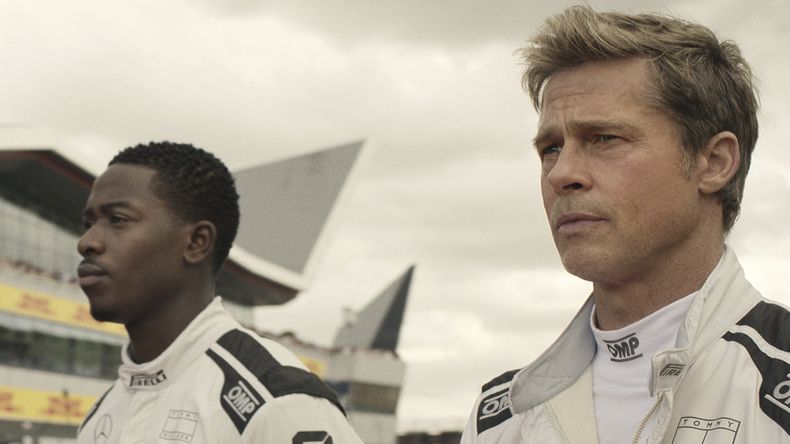 Esta imagen publicada por Apple TV+ muestra a Damson Idris como Joshua Pearce, a la izquierda, y Brad Pitt como Sonny Hayes en una escena de F1 The Movie. (Apple TV+ via AP)