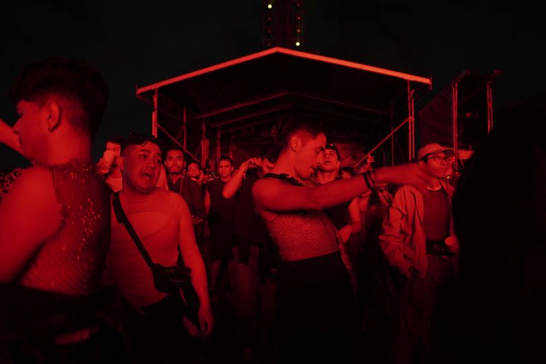 Fans en el concierto de la banda colombiana Bomba Estéreo en el festival HERA HSBC en la Ciudad de México el sábado 24 de agosto de 2024. (Foto AP/Aurea Del Rosario)