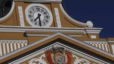 americateve | Las manecillas del reloj del palacio legislativo giran a la izquierda como s&iacute;mbolo de cambio y para recuperar la identidad de los pueblos del hemisferio sur, explicaron las autoridades en La Paz, Bolivia, el martes 24 de junio de 2014. As&iacute; l