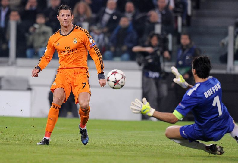 El jugador del Real Madrid y la selecci&oacute;n de Portugal, Cristiano Ronaldo, izquierda, anota un gol contra la Juventus en la Liga de Campeones el martes, 5 de noviembre de 2013, en Tur&iacute;n, Italia.  (AP Photo/Fabio Ferrari, Lapresse)