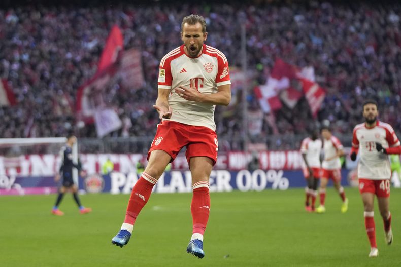 Harry Kane del Bayern Munich celebra tras anotar el primer gol de su equipo en el encuentro ante el Heidenheim en Munich el sábado 11 de noviembre del 2023. (AP Foto/Matthias Schrader)
