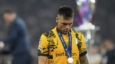 El argentino Lautaro Martínez, del Inter de Milán, se aleja cabizbajo del podio, con su medalla de plata, luego de caer en la final de la Liga de Campeones ante el París Saint-Germain, el sábado 31 de mayo de 2025 (AP Foto/Luca Bruno)