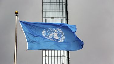 ARCHIVO - La bandena de Naciones Unidas, ondea en un día de tormenta en la sede de la ONU, durante la Asamblea General de Naciones Unidas, el 22 de septiembre de 2022. (AP Foto/Ted Shaffrey, archivo)