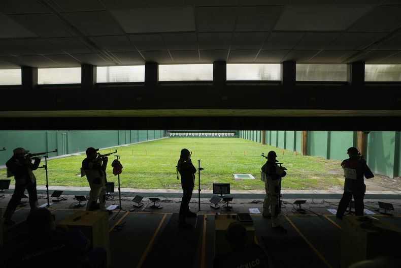 Los competidores disputan la final de tiro deportivo, en la modalidad de rifle de 3 posiciones a 50 metros, en los Juegos Centroamericanos y del Caribe en San Salvador, el martes 27 de junio de 2023 (AP Foto/Arnulfo Franco)