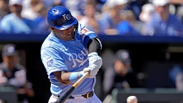 El venezolano Salvador Pérez de los Reales de Kansas City pega un sencillo remolcador en la quinta entrada ante los Mellizos de Minnesota el domingo 8 de septiembre del 2024. (AP Foto/Charlie Riedel)