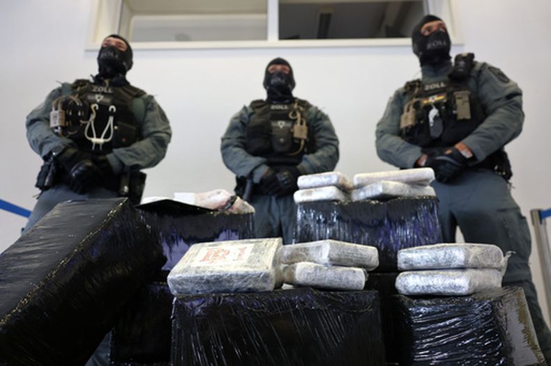 La policía muestra las drogas que incautó en Colonia, Alemania, el 3 de junio del 2026. (Rolf Vennenbernd/dpa via AP)