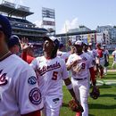 Luis García (2), CJ Abrams (5), Jeimer Candelario (9) y otros celebran la victoria de los Nacionales de Washington ante los Gigantes de San Francisco, el domingo 23 de julio de 20223, en Washington. (AP Foto/Alex Brandon)