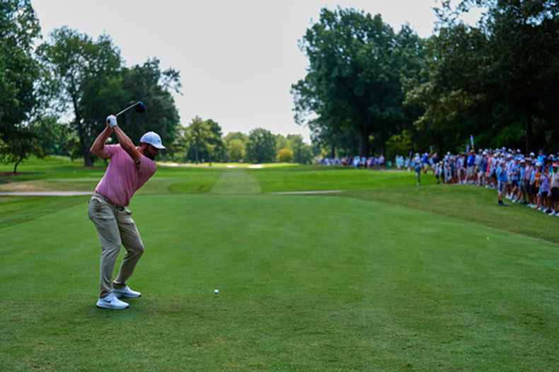 Scottie Scheffler realiza su tiro de salida al hoyo 5 en la segunda ronda del St. Jude Championship, el viernes 14 de agosto de 2026, en Memphis, Tennessee (AP Foto/George Walker IV)