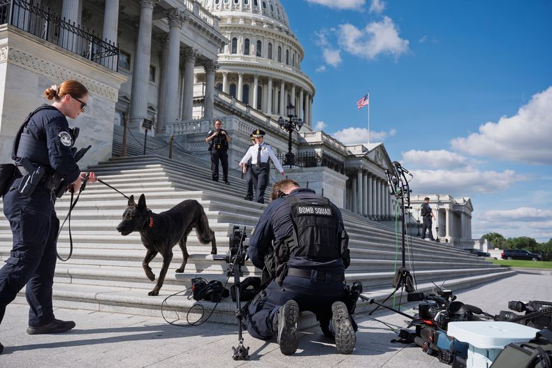 La Policía del Capitolio de EEUU asegura los escalones de la Cámara de Representantes antes de que el líder de la minoría, Hakeem Jeffries, demócrata por Nueva York, se reúna con los periodistas sobre el cierre del gobierno, en el Capitolio en Washington, el jueves 2 de octubre de 2025. (AP Foto/J. Scott Applewhite)