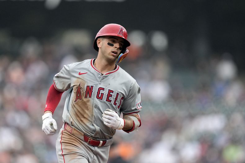 Zach Neto de los Angelinos de Los Ángeles recorre las bases tras batear un jonrón ante los Tigres de Detroit, el jueves 29 de agosto de 2024. (AP Foto/Carlos Osorio)