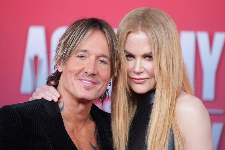 ARCHIVO - Keith Urban, a la izquierda, y Nicole Kidman llegan a la 60.ª edición anual de los Premios de la Academia de Música Country el 8 de mayo de 2025, en Frisco, Texas. (Foto AP/LM Otero, archivo)