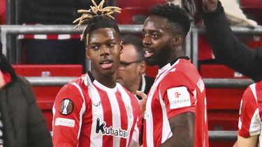 Nico Williams (tercero a la derecha) celebra con su hermano Iñaki tras anotar el primer gol del Athletic Bilbao en el partido contra Viktoria Pilsen por la Liga Europa, el 30 de enero de 2025. (AP Foto/Miguel Oses)