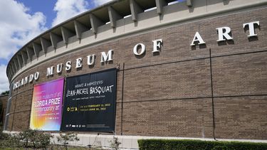 ARCHIVO - Una pancarta que anuncia una exposición del artista Jean-Michel Basquiat cuelga del exterior del Museo de Arte de Orlando el 2 de junio de 2022, en Orlando, Florida. (Foto AP/John Raoux, archivo)