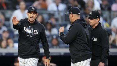 Aaron Boone, manager de los Yanquis de Nueva York, discute con el umpire Chris Guccione, stras su expulsión del juego del jueves 25 de mayo de 2023 ante los Orioles de Baltimore (AP Foto/Frank Franklin II)