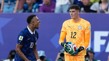 Kylian Mbappe le festeja el triunfo de Francia en la cara al arquero de Paraguay, Orlando Gill, el sábado 4 de julio de 2026 en Filadelfia (AP Foto/Matt Slocum)