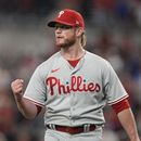 Craig Kimbrel, relevista de los Filis de Filadelfia, celebra después del final del partido de béisbol en contra de los Bravos de Atlanta, el viernes 26 de mayo de 2023, en Atlanta. Kimbrel llegó a 400 salvamentos en su carrera. (AP Foto/Brynn Anderson)