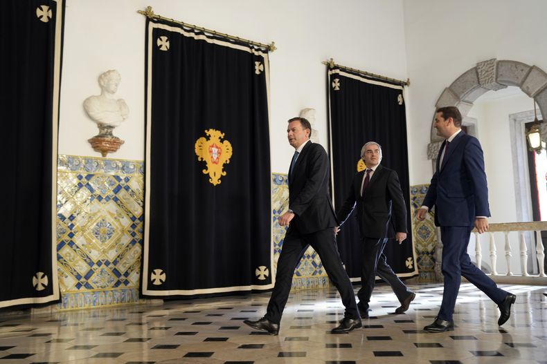 Luis Montenegro, líder de la coalición Alianza Democrática, a la izquierda, llega al palacio presidencial de Belén para ser recibido por el presidente de Portugal, Marcelo Rebelo de Sousa, para consultas tras las elecciones generales del país, en Lisboa, el miércoles 20 de marzo de 2024. A la derecha se ve al secretario general del partido PSD, Hugo Soares, y al líder del PP, Nuno Melo, dos miembros de la coalición Alianza Democrática. (AP Foto/Armando Franca)
