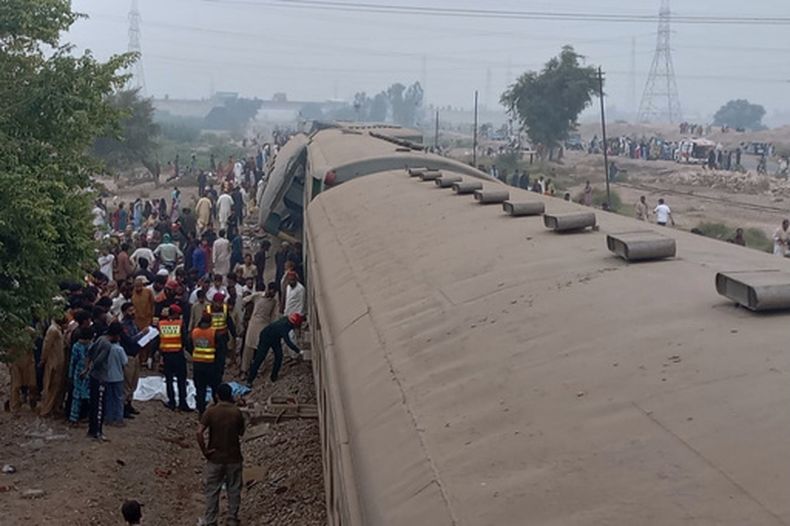 En esta imagen publicado por el Departamento de Rescate de Emergencias 1122 de Pakistán, rescatistas y voluntarios sacan cuerpos y pasajeros atrapados tras el descarrilamiento de un tren a las afueras de Multan, en el centro de Pakistán, el martes 13 de octubre de 2026. ( Departamento de Rescate de Emergencias 1122 de Pakistán via AP)